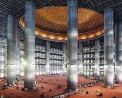 The mosque has five floors representing the Five Pillars of Islam. The wudu fountains are on the ground floor while the main prayer hall and courtyard